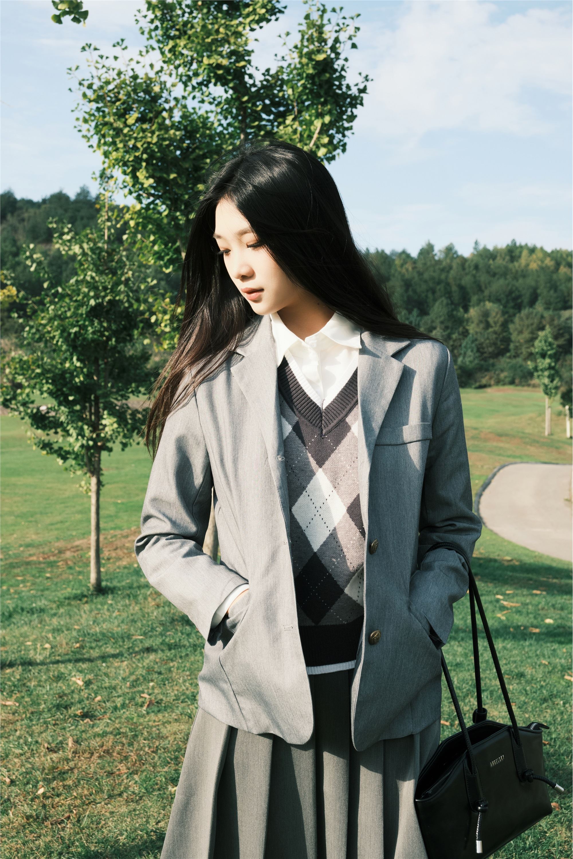 YITUYU艺图语 2025.01.06 草坪学院 一只狸猫